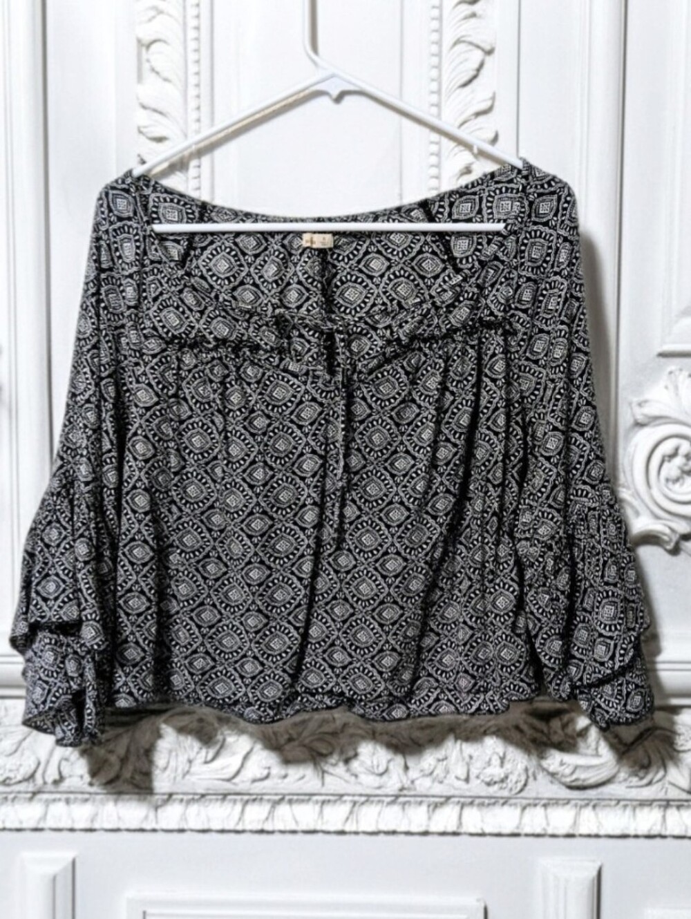 Hollister Black & White Geometric Ruffle Tiered Flare Sleeve Crop Top, Size XS